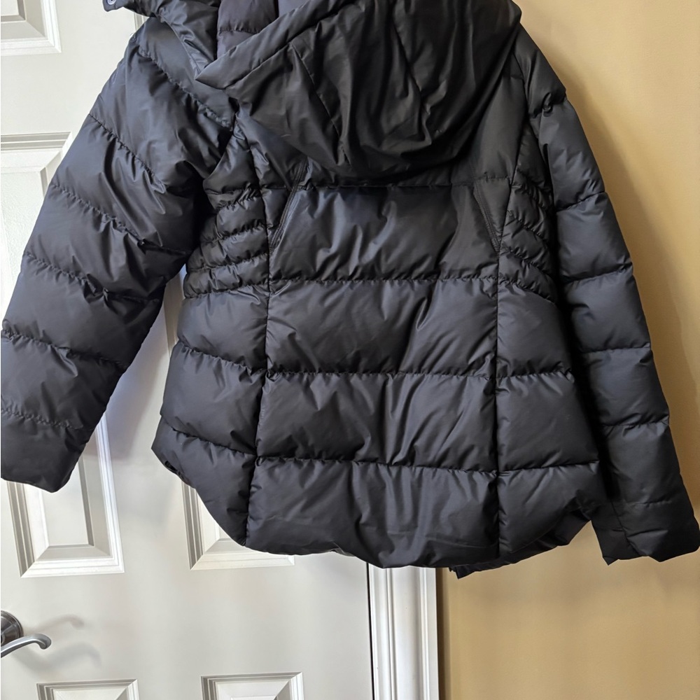 Athleta NWOT Downtown Puffer jacket. Zip off hood. Zipper pockets. - Picture 3 of 3